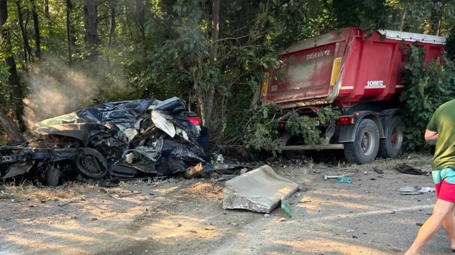 Grav accident rutier pe DNCB – Mogoșoaia: autoturism spulberat de un TIR. Șoferul, în stop cardiorespirator