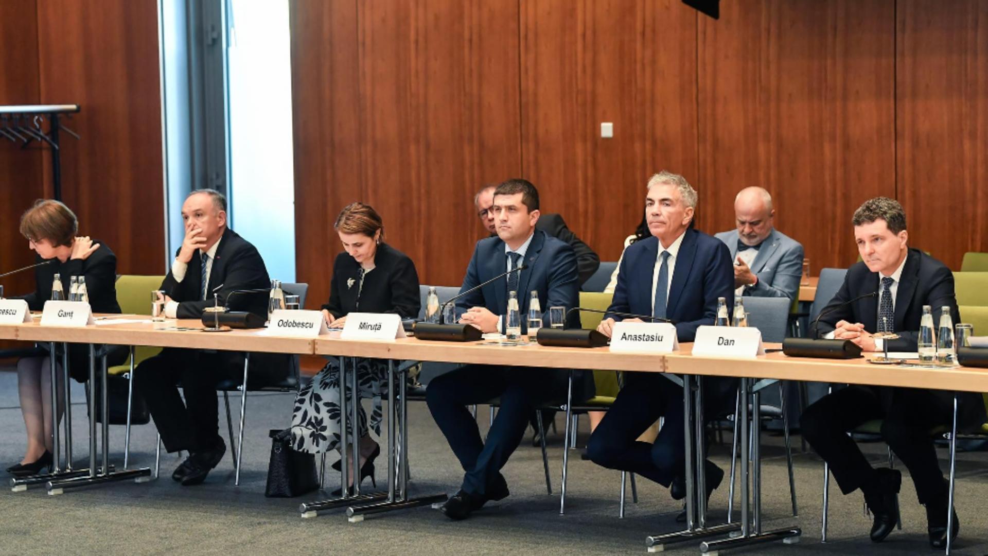 Radu Miruţă, ministrul Economiei (foto centru) / Sursă: Facebook