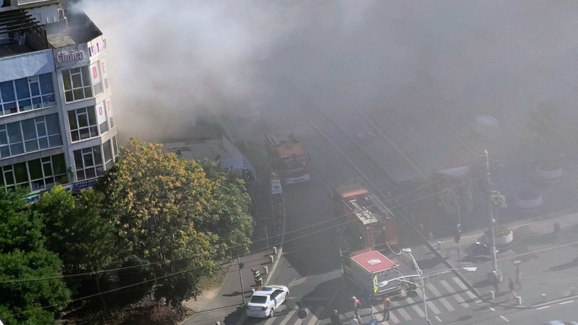 Incendiu de proporții în București, în zona unui centru comercial de la pasajul Lujerului. Intervenție masivă a pompierilor - FOTO/VIDEO
