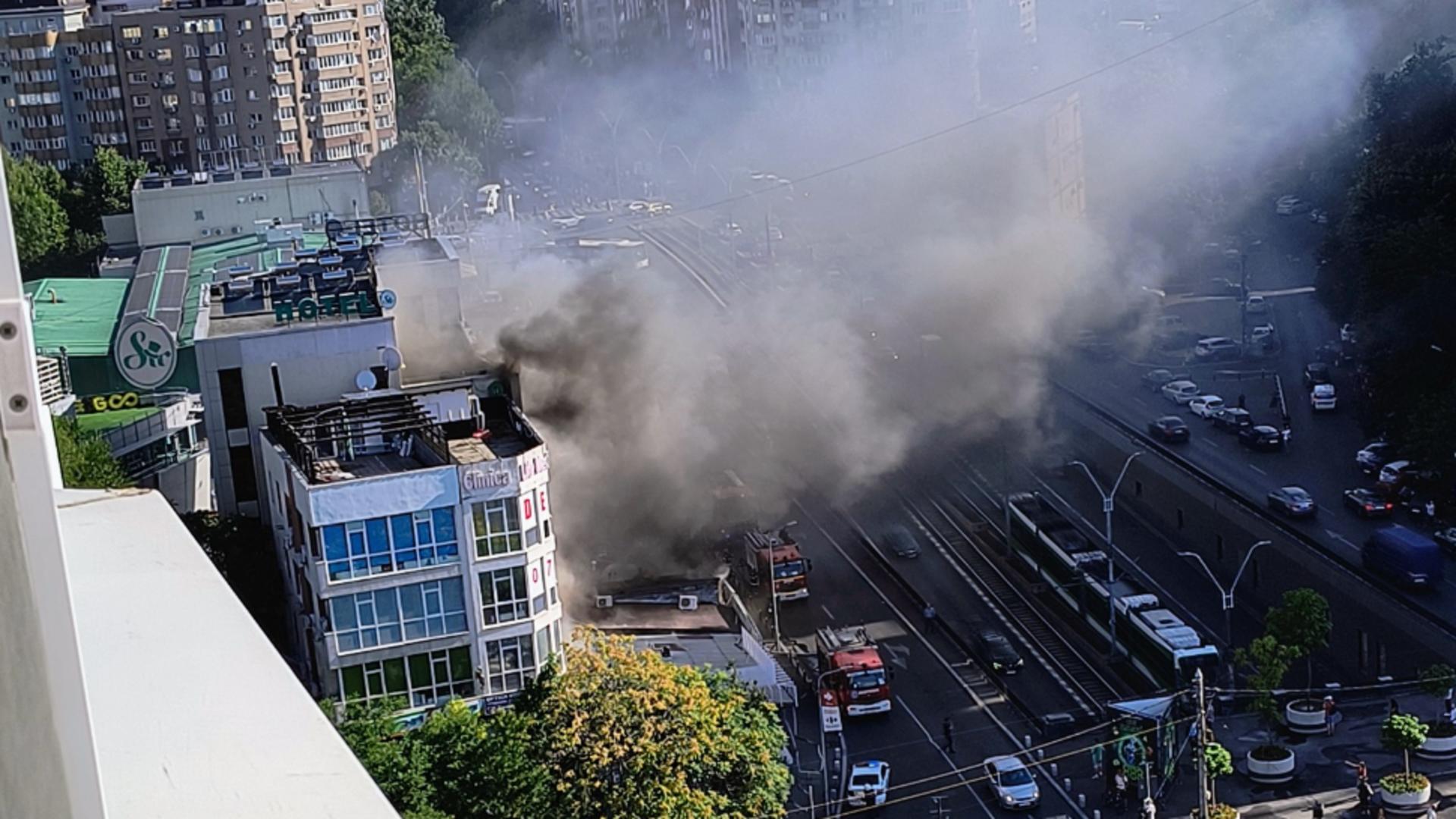 Incendiu de proporții în București, în zona unui centru comercial de la pasajul Lujerului. Intervenție masivă a pompierilor - FOTO/VIDEO