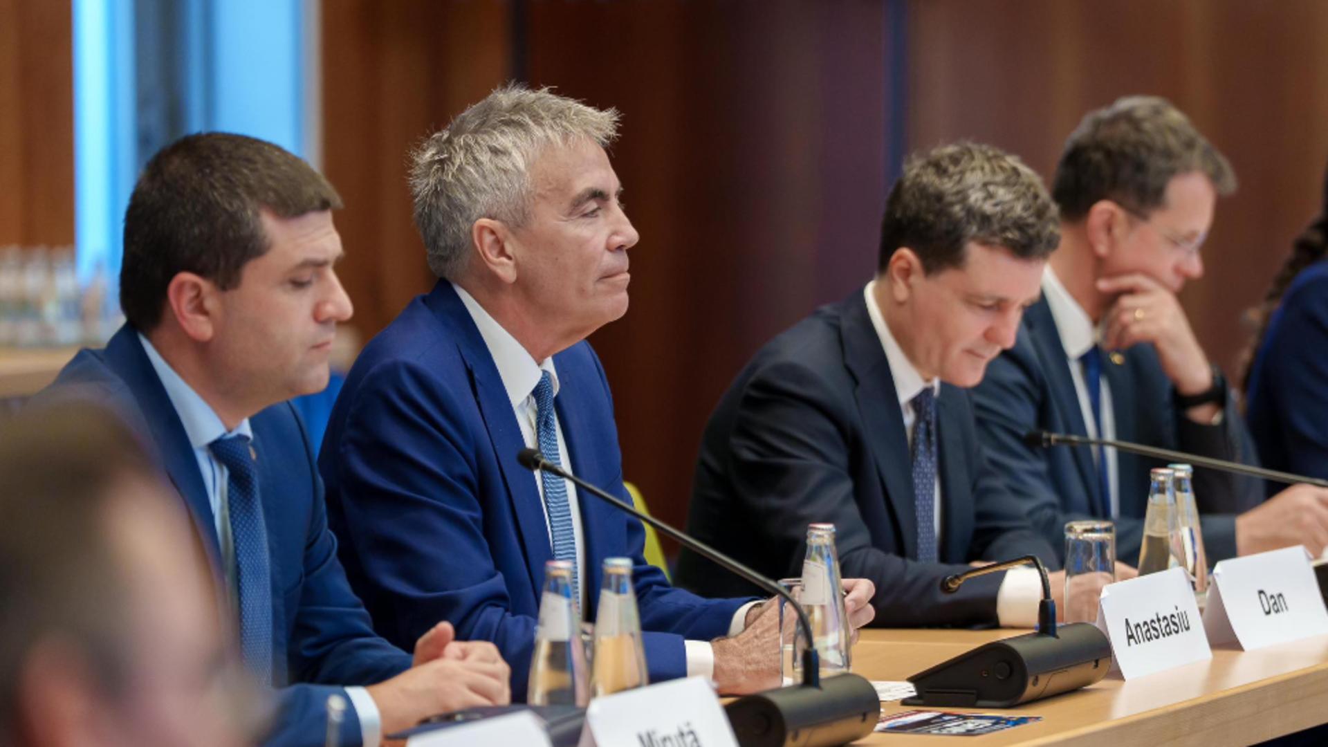 De ce nu semnează Nicușor o demisie anunțată de aproape o săptămână