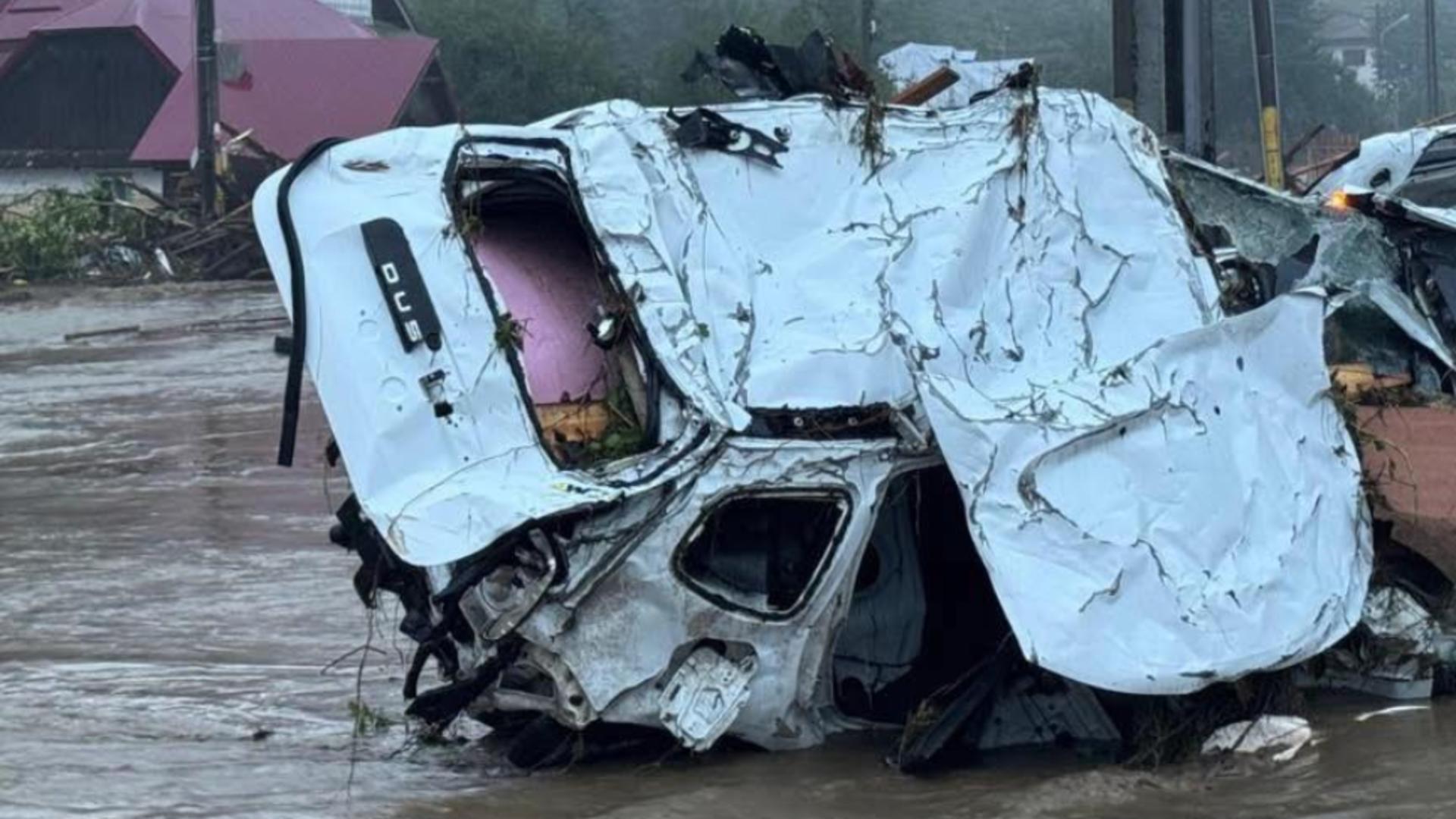 Inundații devastatoare, în Suceava: un mort. Trupul, văzut în albia pârâului Neagra