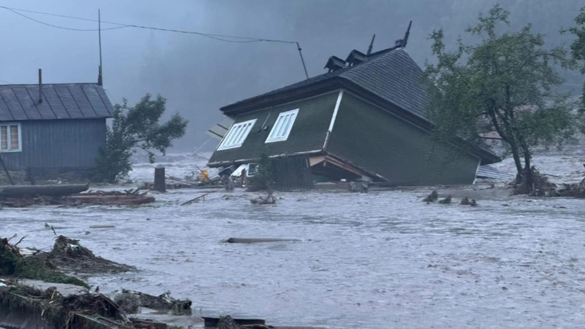 Risc major de inundații! Cod roșu și portocaliu în nordul țării, valabil până la ora 12:00/ Severe Weather Alert - România