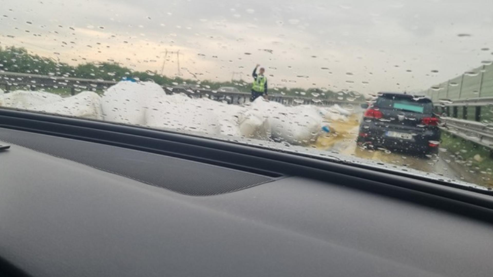 Incident rutier pe A1: saci cu cereale căzuți dintr-un camion blochează traficul