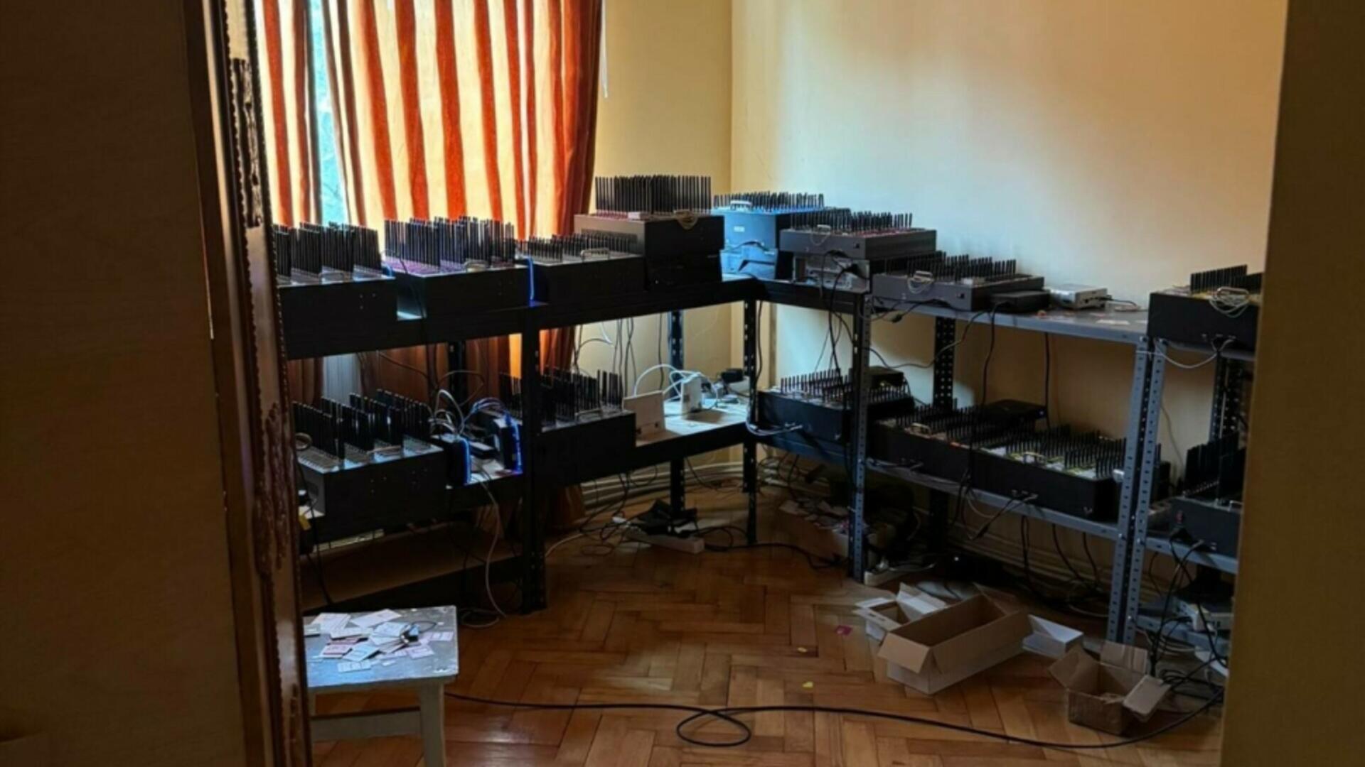 Rețea de înșelăciuni descoperită la Zalău: peste 20.000 de cartele prepay și echipamente de fraudare găsite la domiciliul unui bărbat