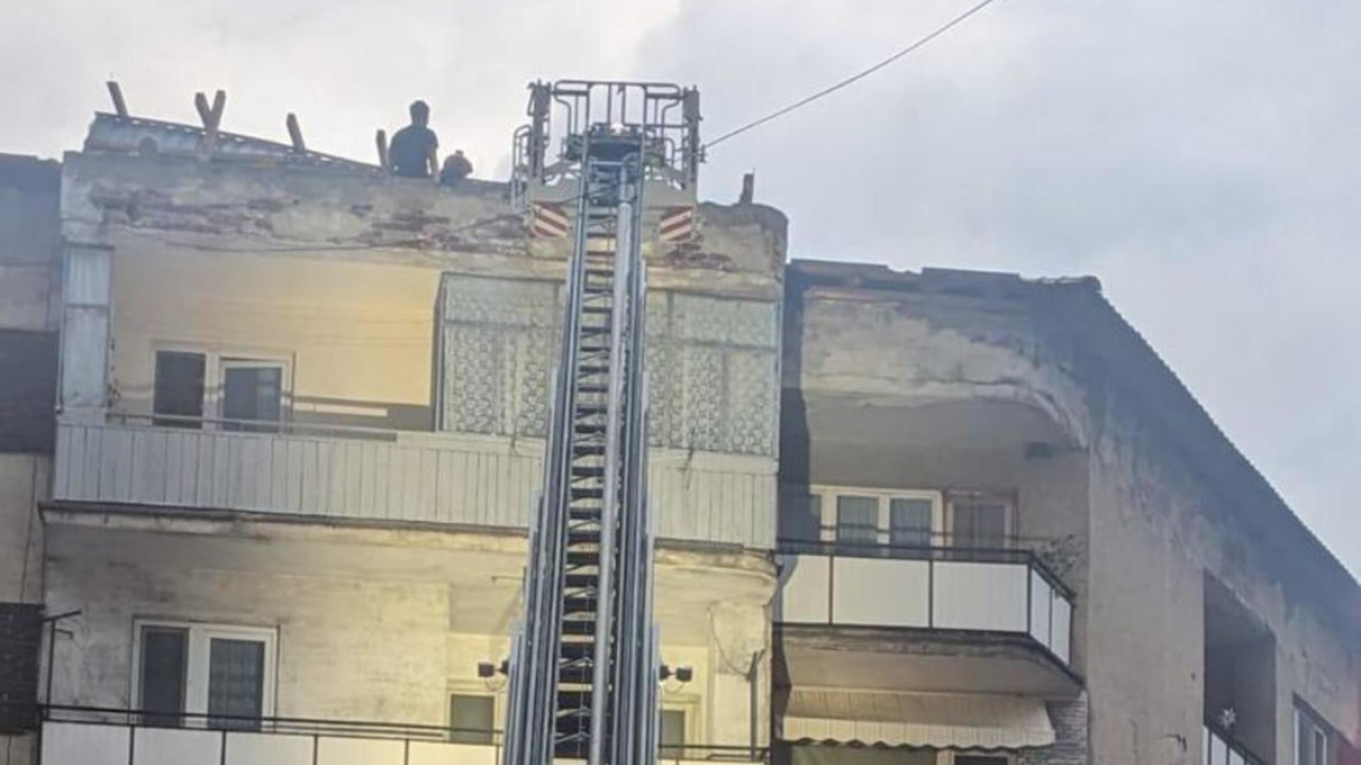 Furtuna a făcut ravagii în Vâlcea: acoperișuri unui bloc și cele ale unor case, luate de vânt