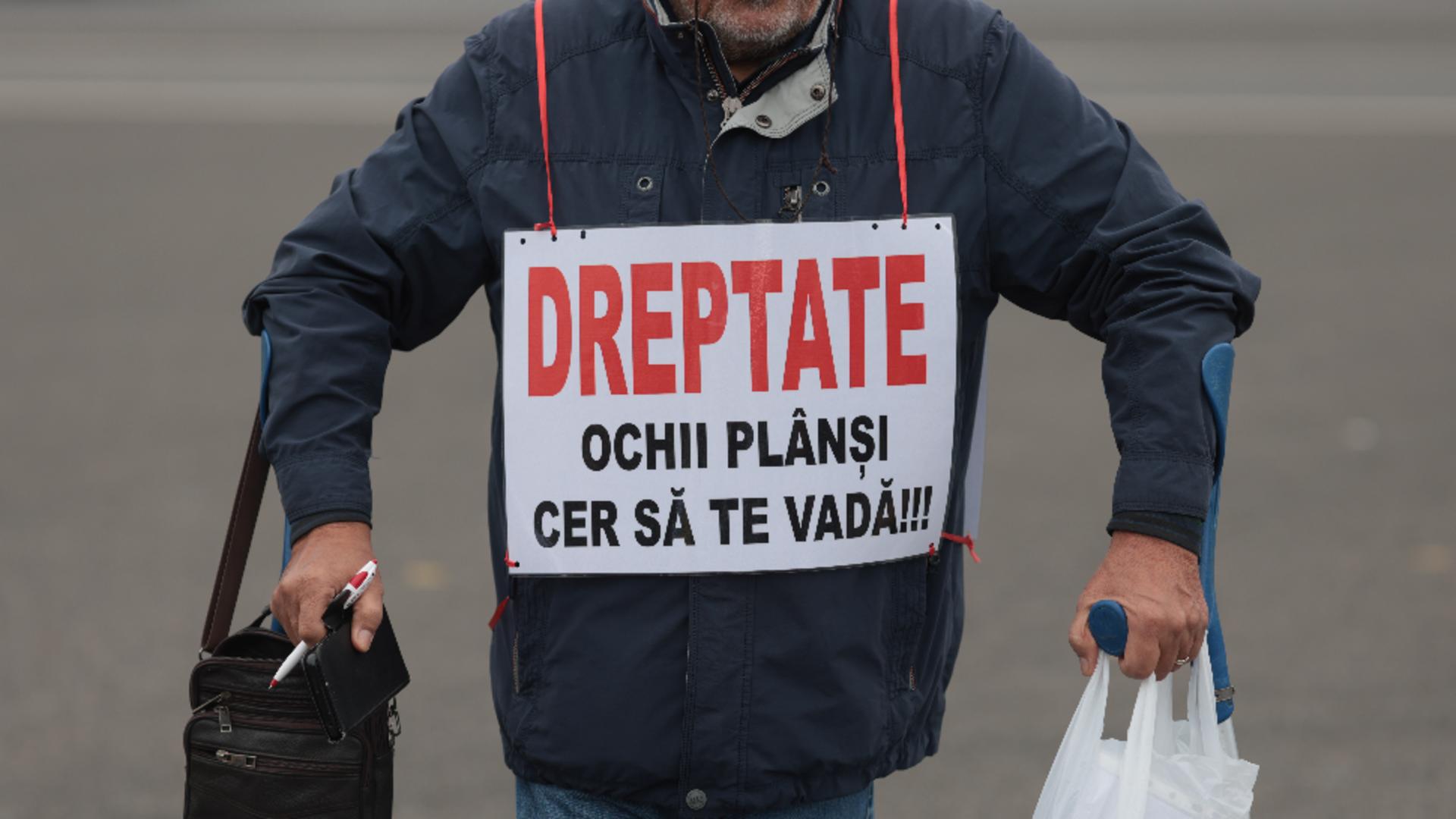 Sfidare totală: românii strâng cureaua, Guvernul angajează sute de diplomați plătiți cu mii de euro / Foto: Inquam Photos