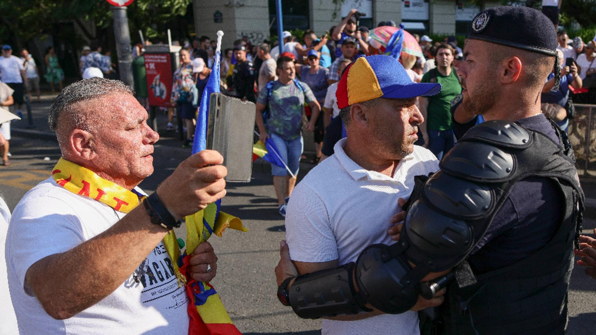  George Simion: Un criminal umblă în libertate de 14 zile, jandarmii păzesc o dubiță cu cartofi / Foto: Inquam Photos
