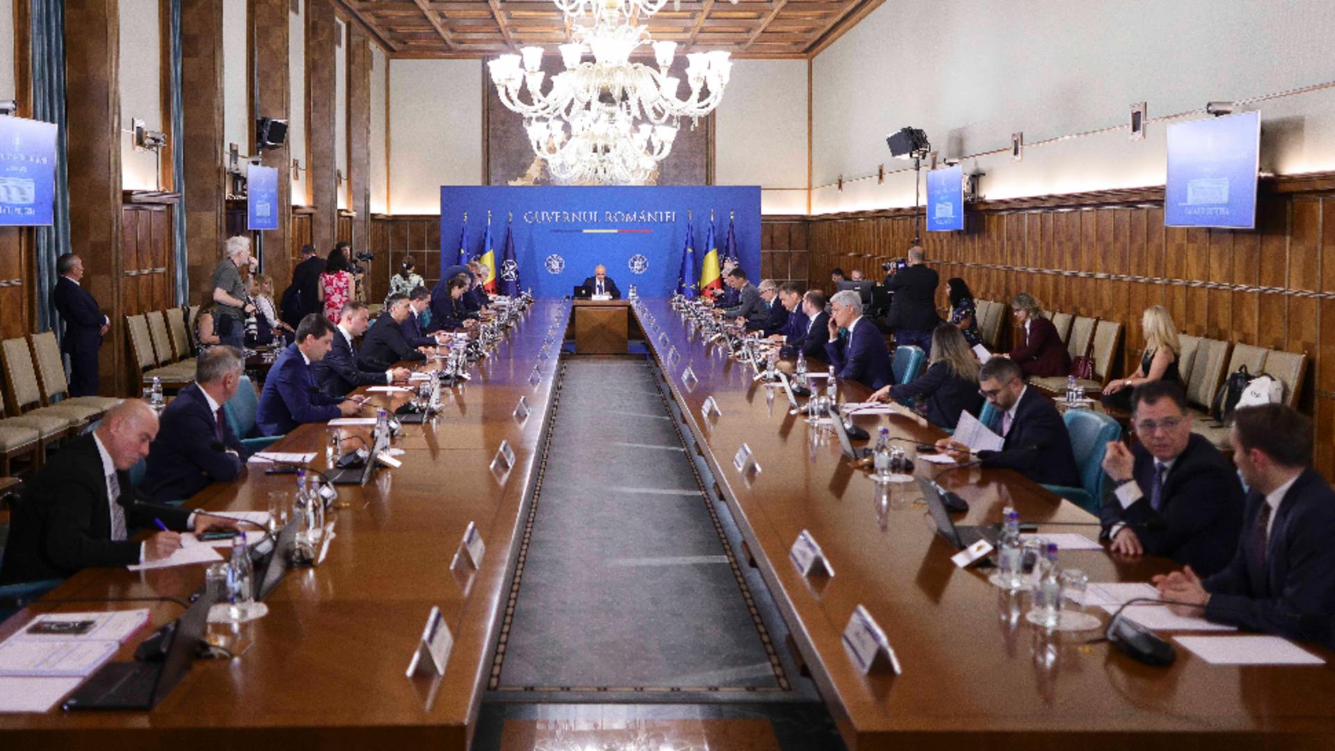 Șeful Cancelariei Prim-ministrului și cei 8 ospătari