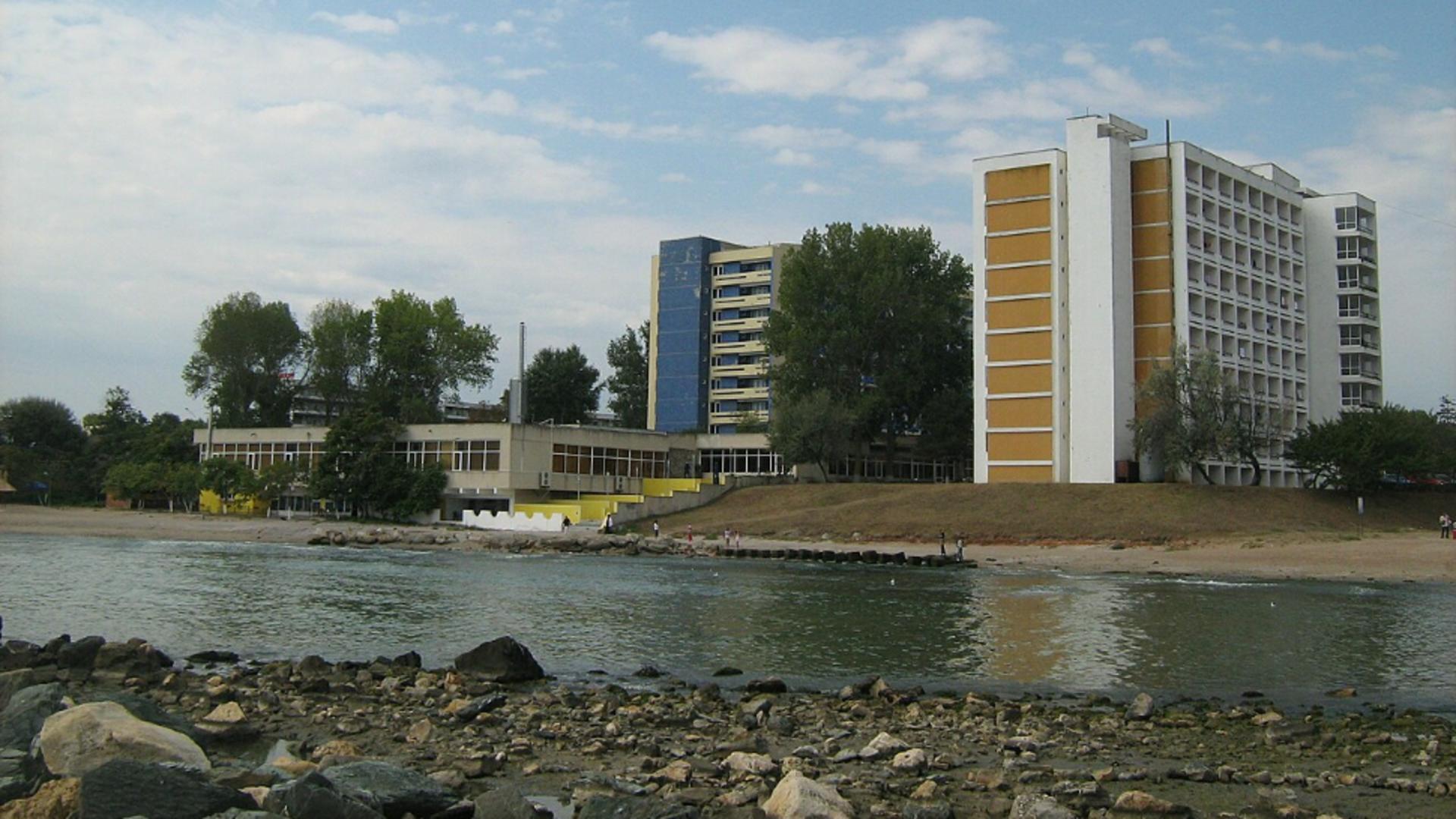 Fosta perlă a litoralului românesc, uitată de turiștii de azi. Înainte străinii se îngrămădeau pentru un sejur aici, acum bate vântul