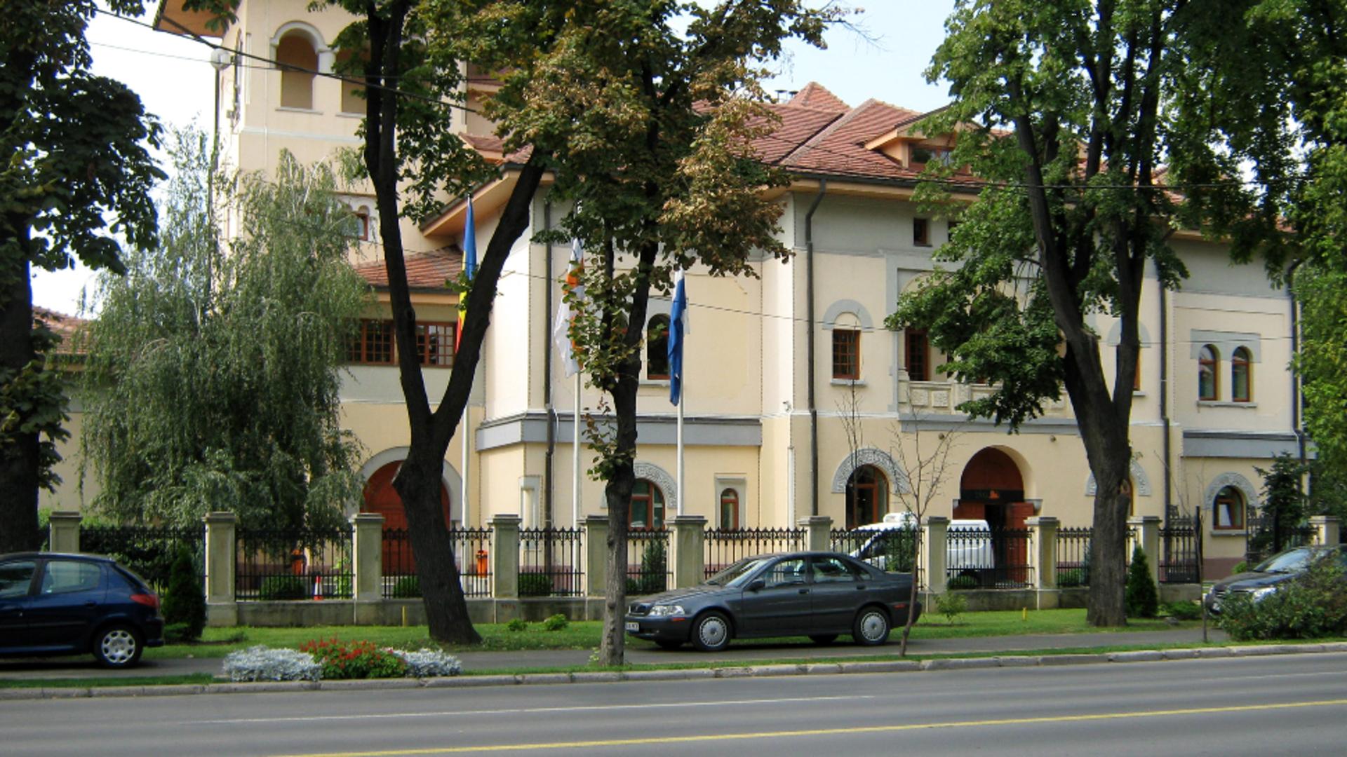 Afacerile făcute de stat sub ochii lui Bolojan