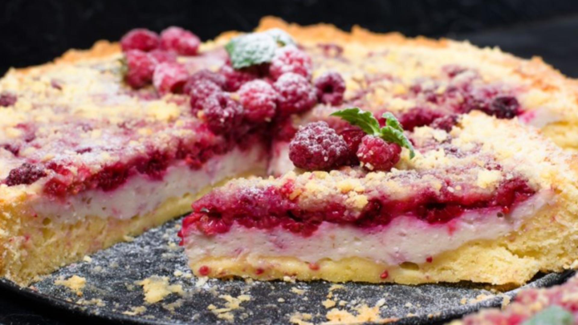 Pauza dulce. Tartă cu brânză și zmeură, ideală la o ceașcă de cafea / Captură foto