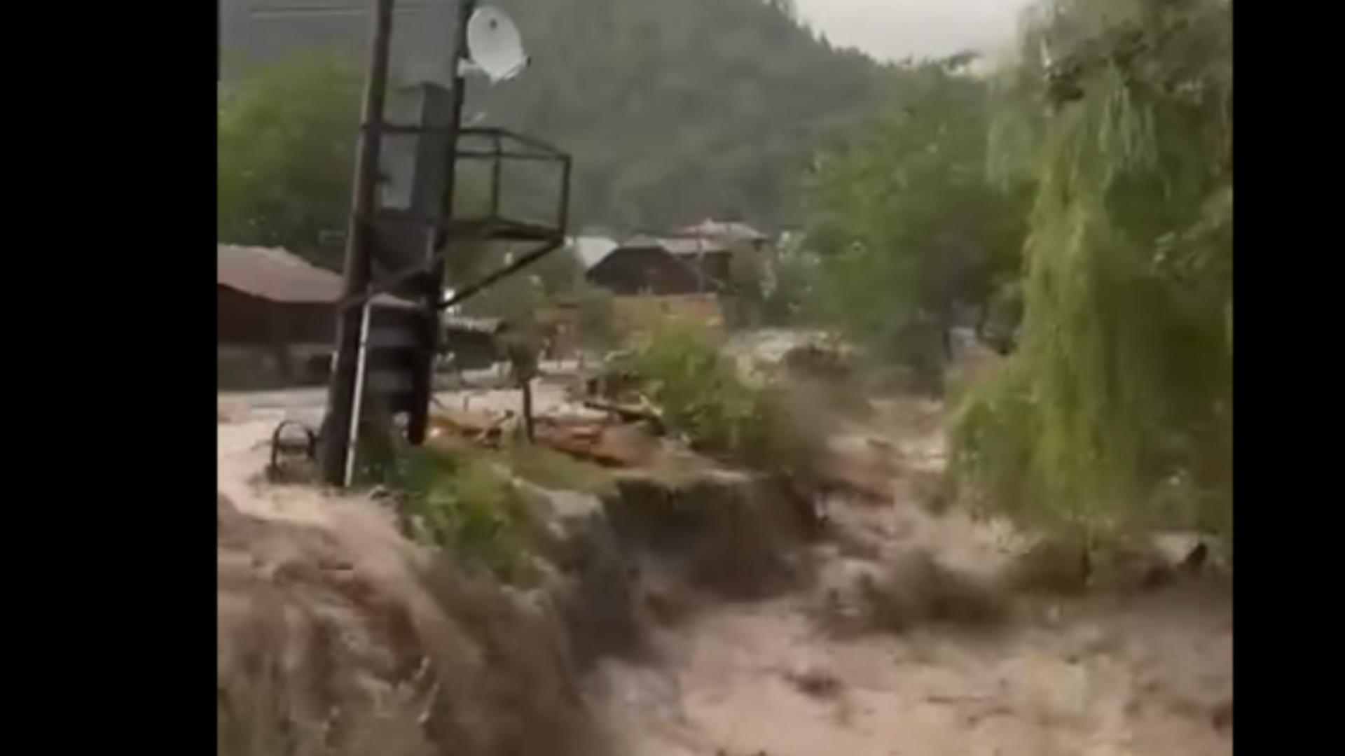 România, lovită de FURTUNI violente! 14 localități din 6 județe, afectate grav/ Captură video 