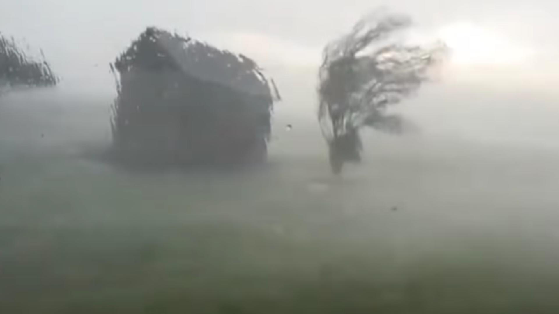 Vijelie apocaliptică în Cluj! Vântul a luat pe sus casele oamenilor: imagini șocante/ Captură video