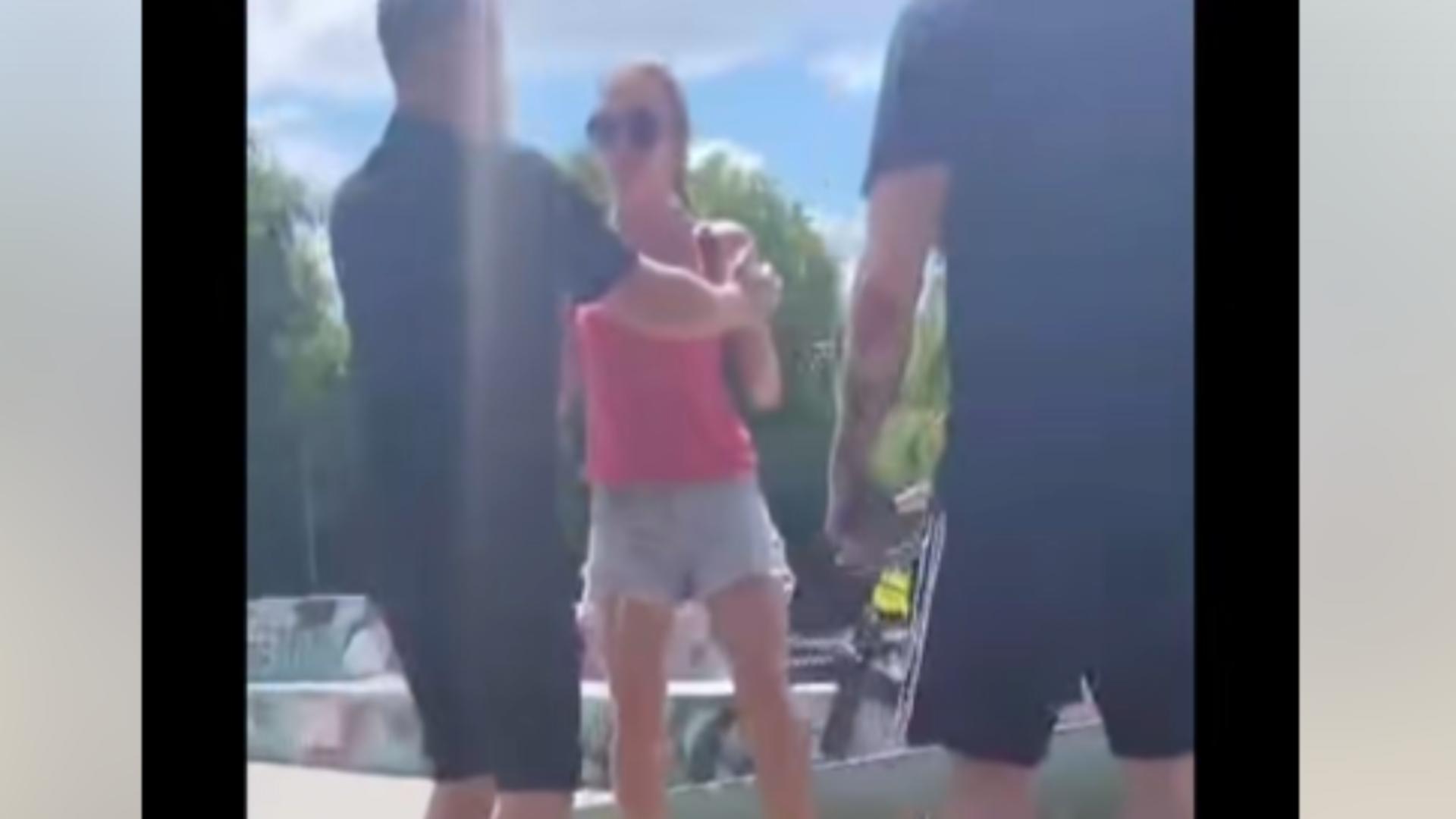 Femeie agresată într-un parc din Cluj: M-a scuipat, apoi a început să mă lovească/ Captură video