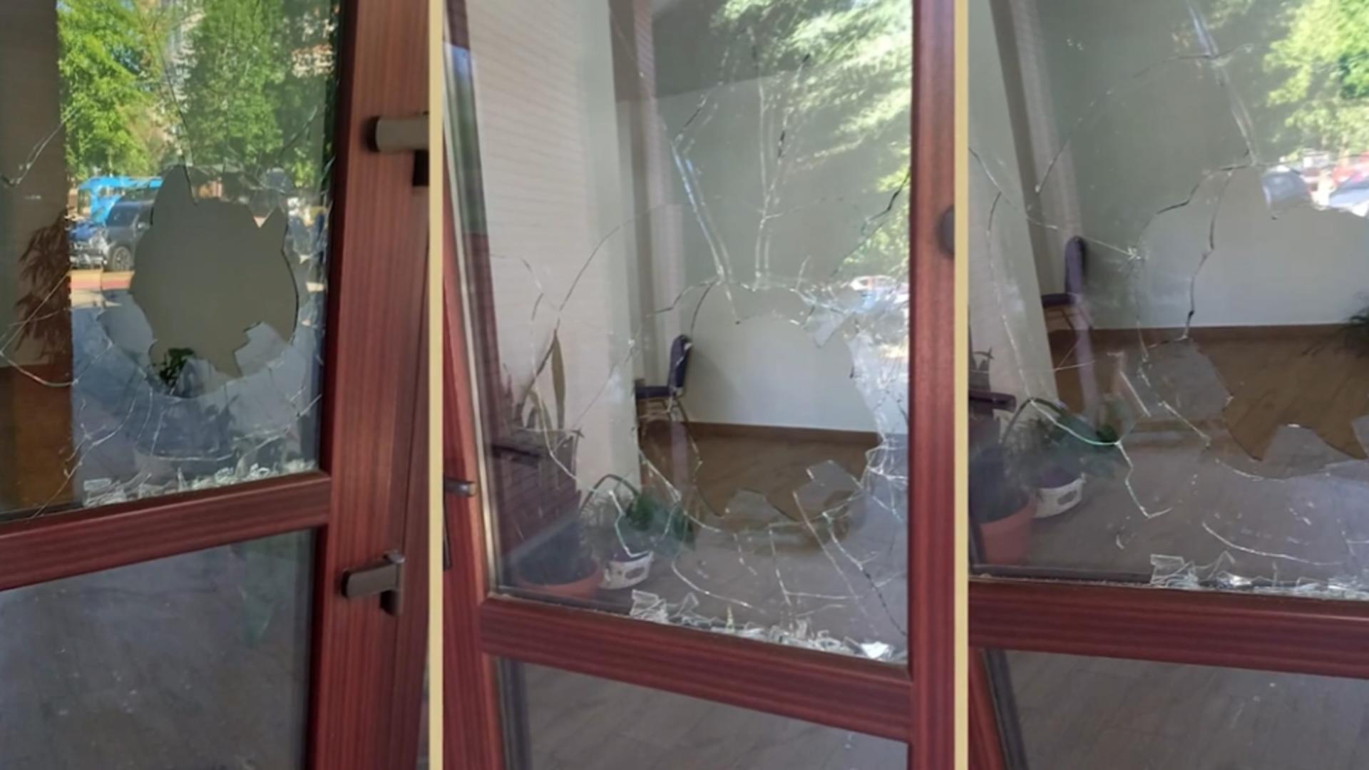 Sediu PNL, vandalizat în toiul nopții, la Hunedoara! Vinovații au aruncat cu bolovani și au spart geamurile filialei/ Captură video