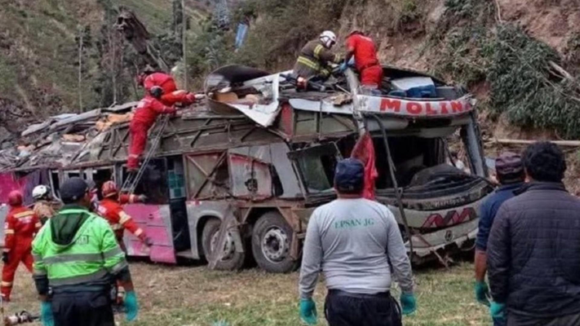 Tragedie uriașă în Peru, după ce un autobuz a căzut într-o râpă: cel puţin 18 morți și 30 de răniți/ Captură foto