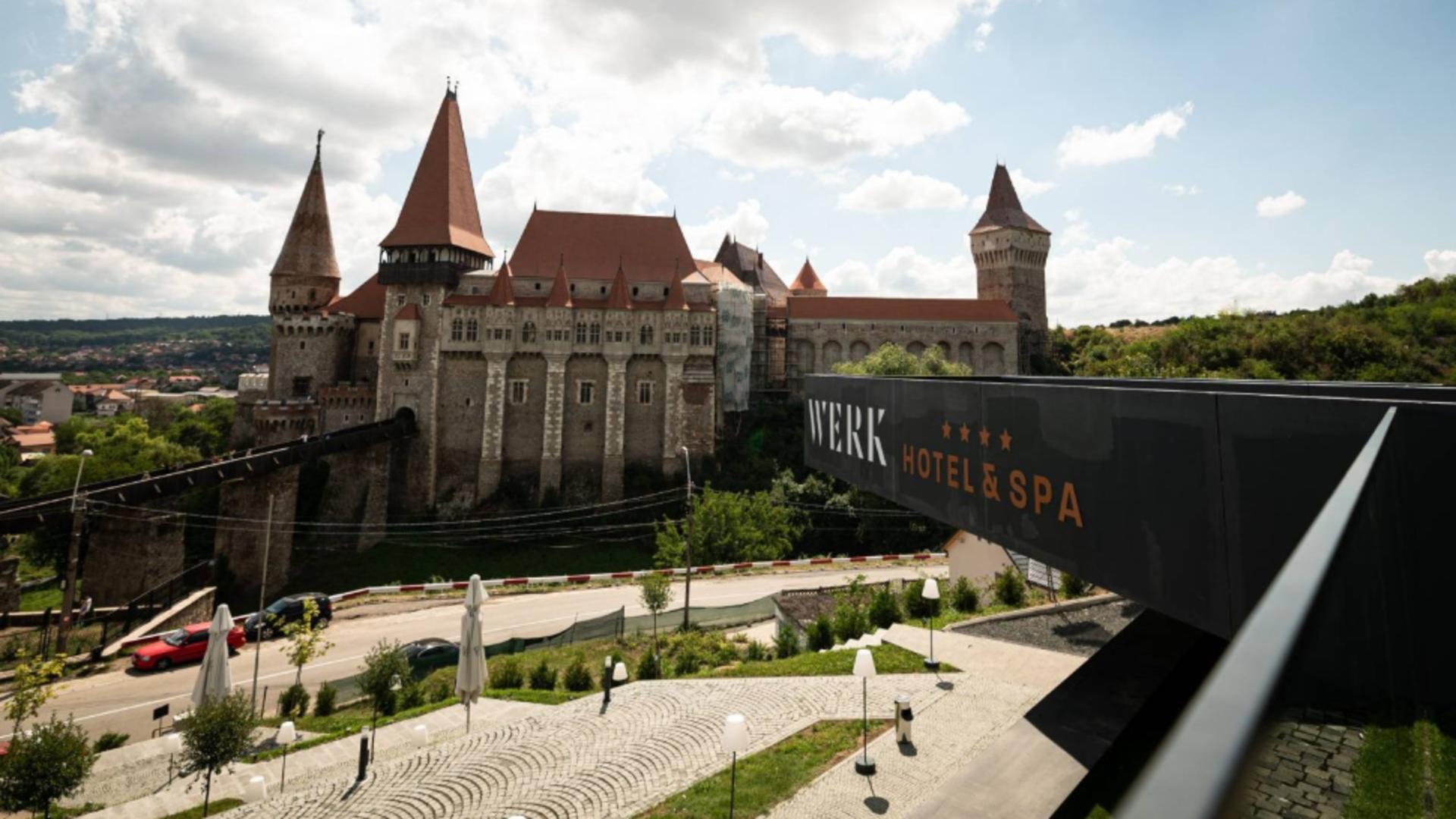 Descoperă vara la Hunedoara. Cazare la Hotel Werk