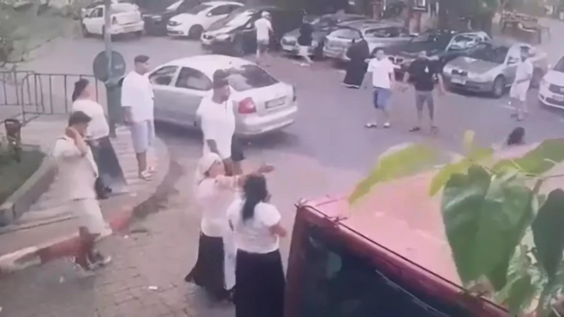 Un echipaj de jandarmi aflat în serviciu în zonă a observat izbucnirea conflictului și a intervenit imediat. 