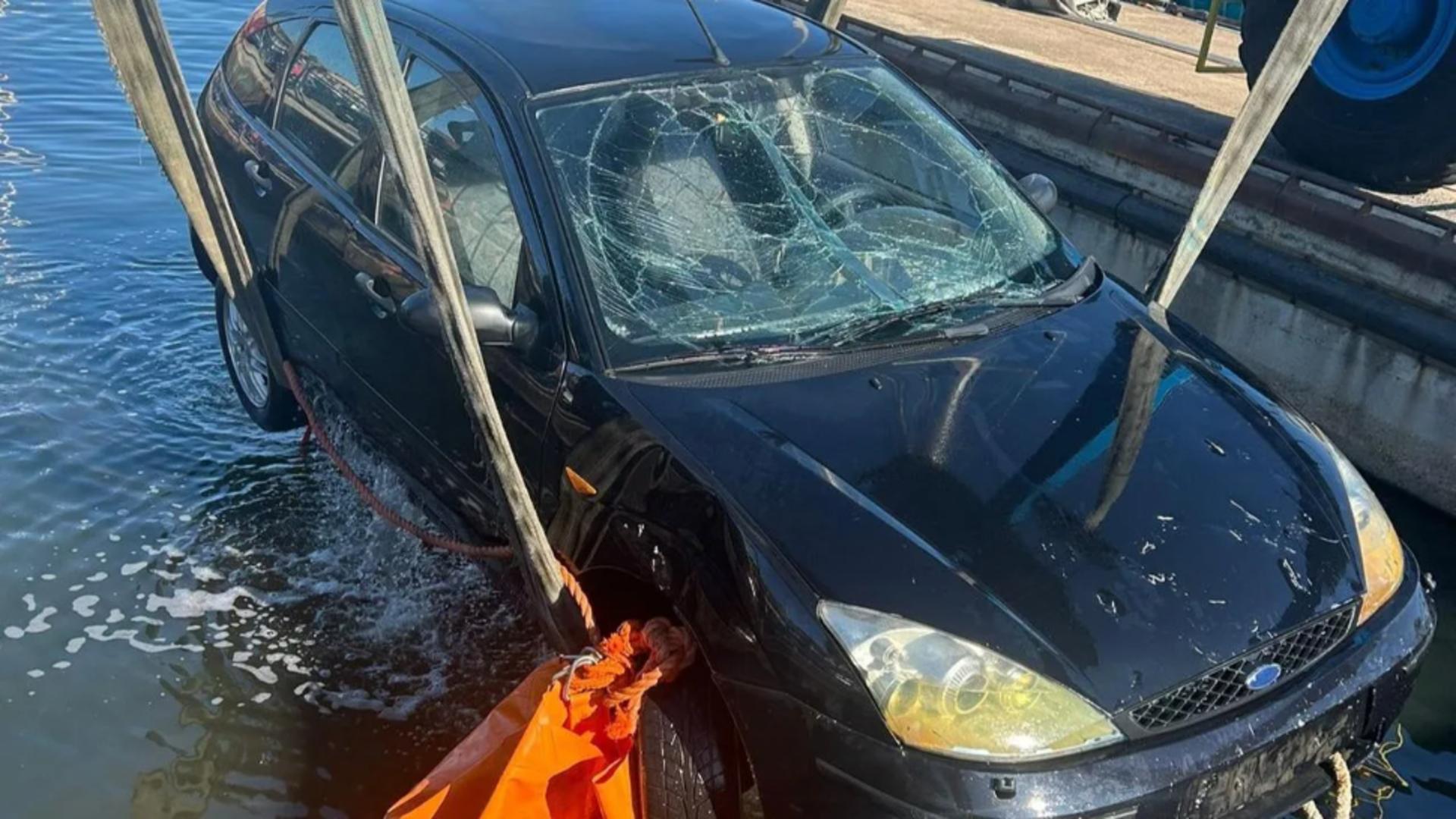 A scăpat din mașina scufundată după ce a ieșit pe geam. Foto/La Nuova Sardegna