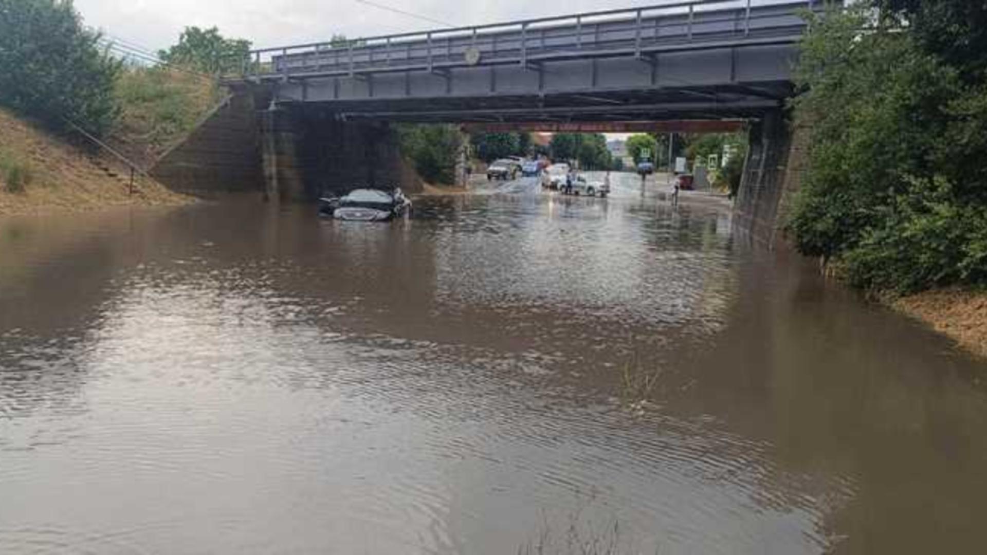 Furtună puternică în Brașov: un copac s-a prăbușit peste o mașină, iar mai multe străzi au fost inundate