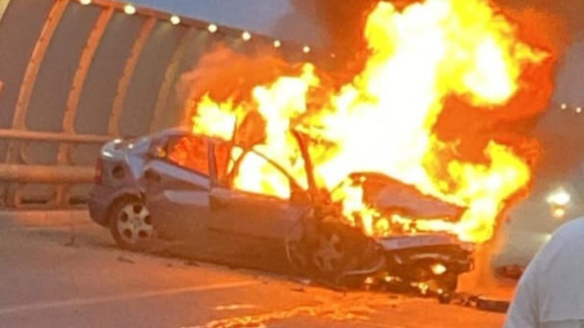 Accident grav în Constanța: o mașină a luat foc, șoferul era în stare de ebrietate