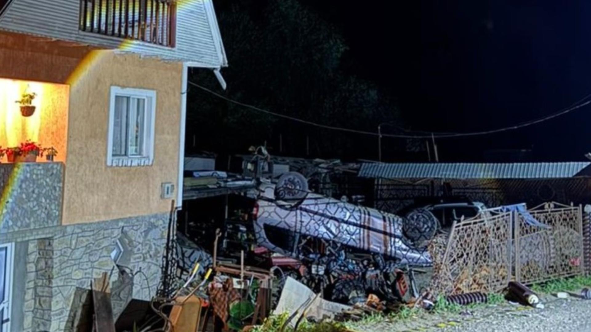 Accident înfiorător, în jud. Neamț: 6 victime, între care un bebeluș, după ce o mașină s-a înfipt în tractorul dintr-o curte