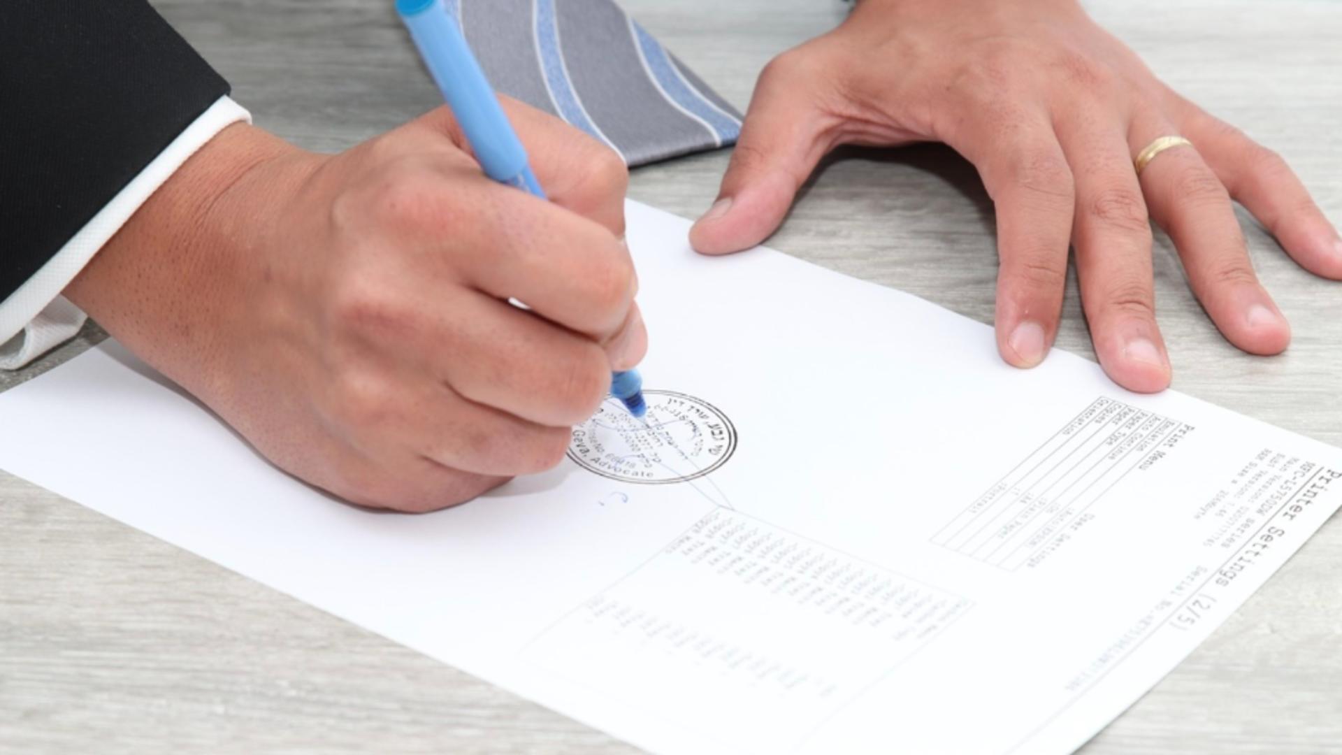 Guvernul pregătește stoparea transferurilor între instituții, înainte de reducerea cu 20% a numărului angajaților din administrația centrală