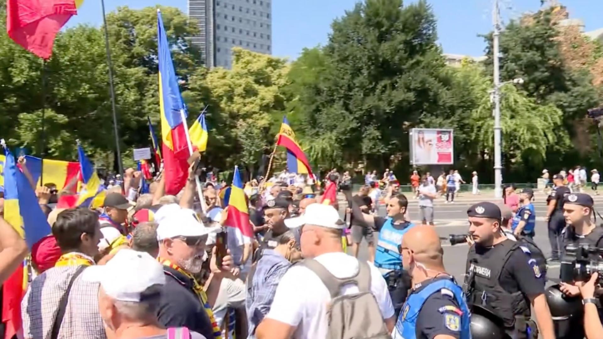 Momente tensionante, la protestul din fața Guvernului lui Bolojan. Agricultorii și transportatorii disperați, îmbrânceli cu jandarmii
