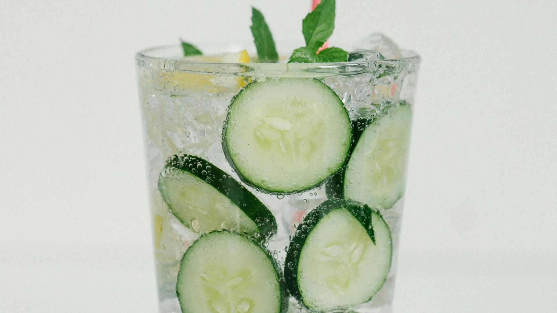 Ce legumă trebuie să pui în apa de băut și de ce. Trebuie să încerci asta în zilele caniculare și vei simții diferența