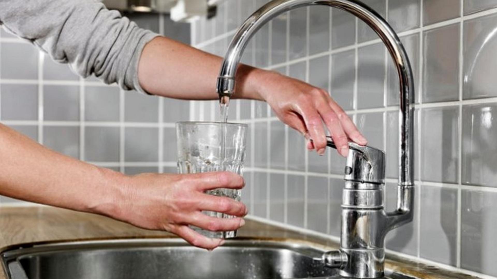 Motivul pentru care trebuie să pui un pahar cu apă lângă chiuvetă 