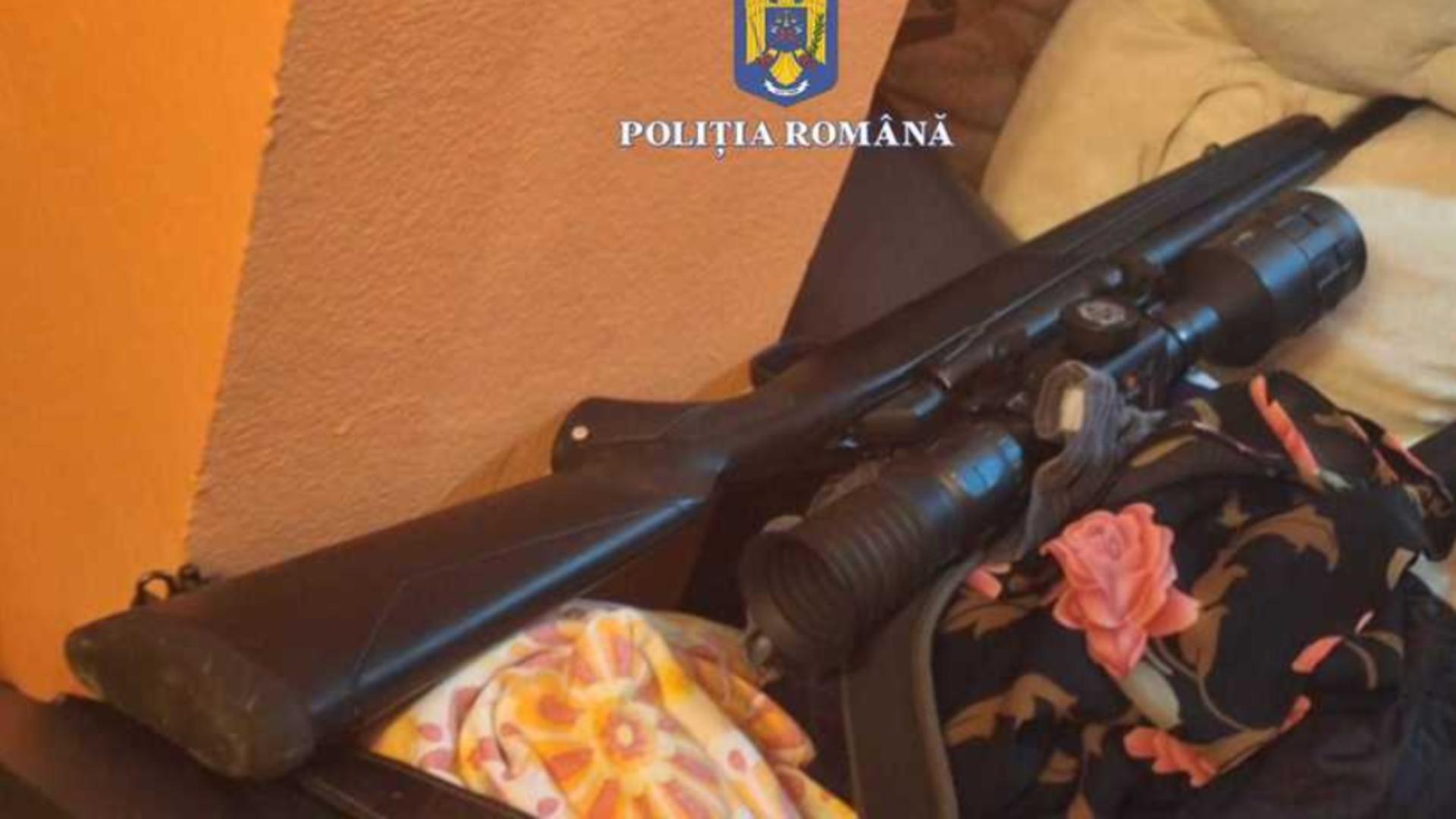 Doi bărbați reținuți pentru deținere ilegală de arme. FOTO: Poliția Română