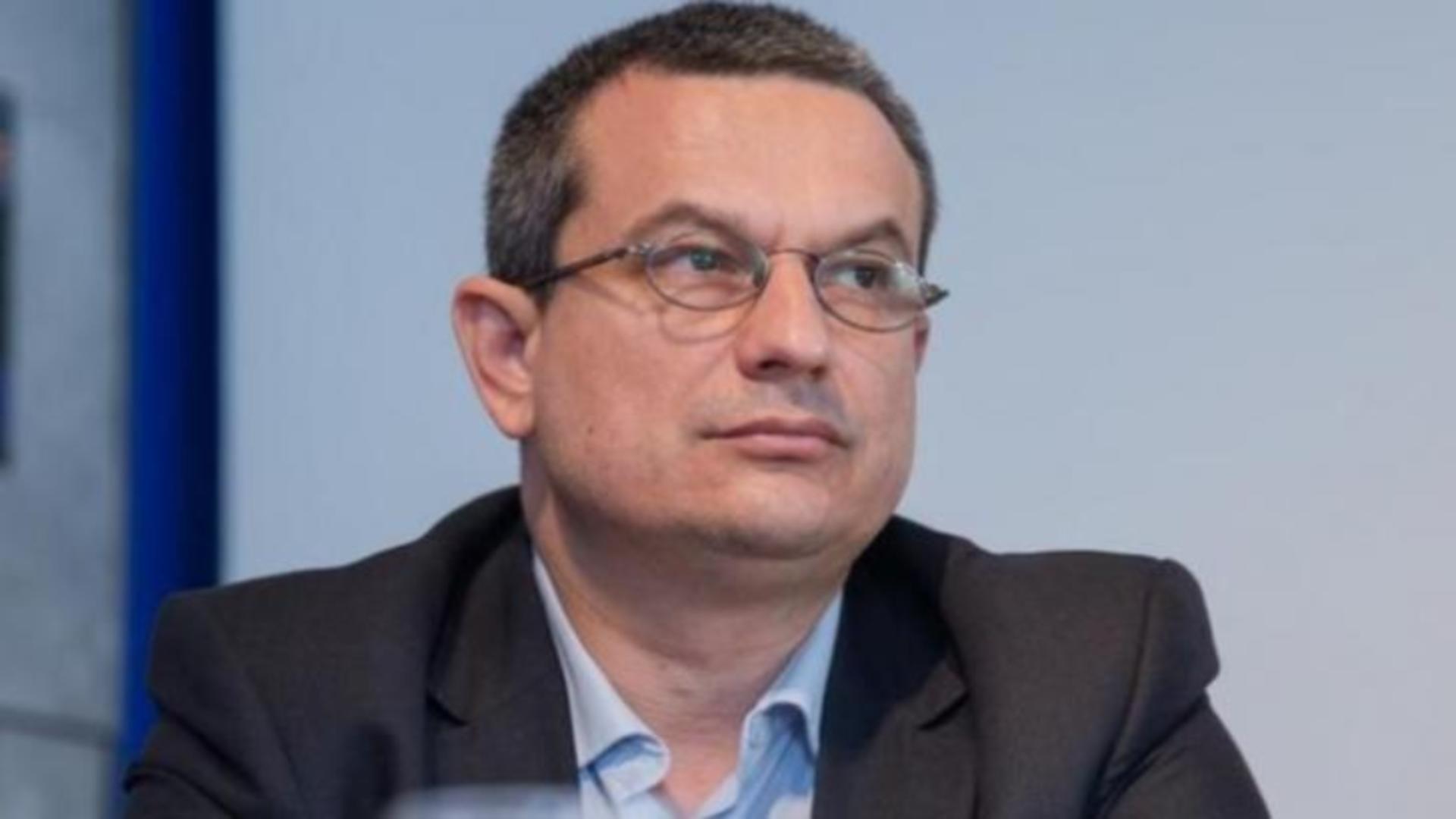 Omul UDMR din CCR apără bonusurile nesimțite de 35.000 de euro