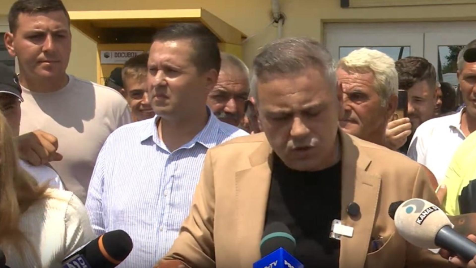 Florin Barbu, în mijlocul nemulțumiților de la Lungulețu. Foto/Captură video