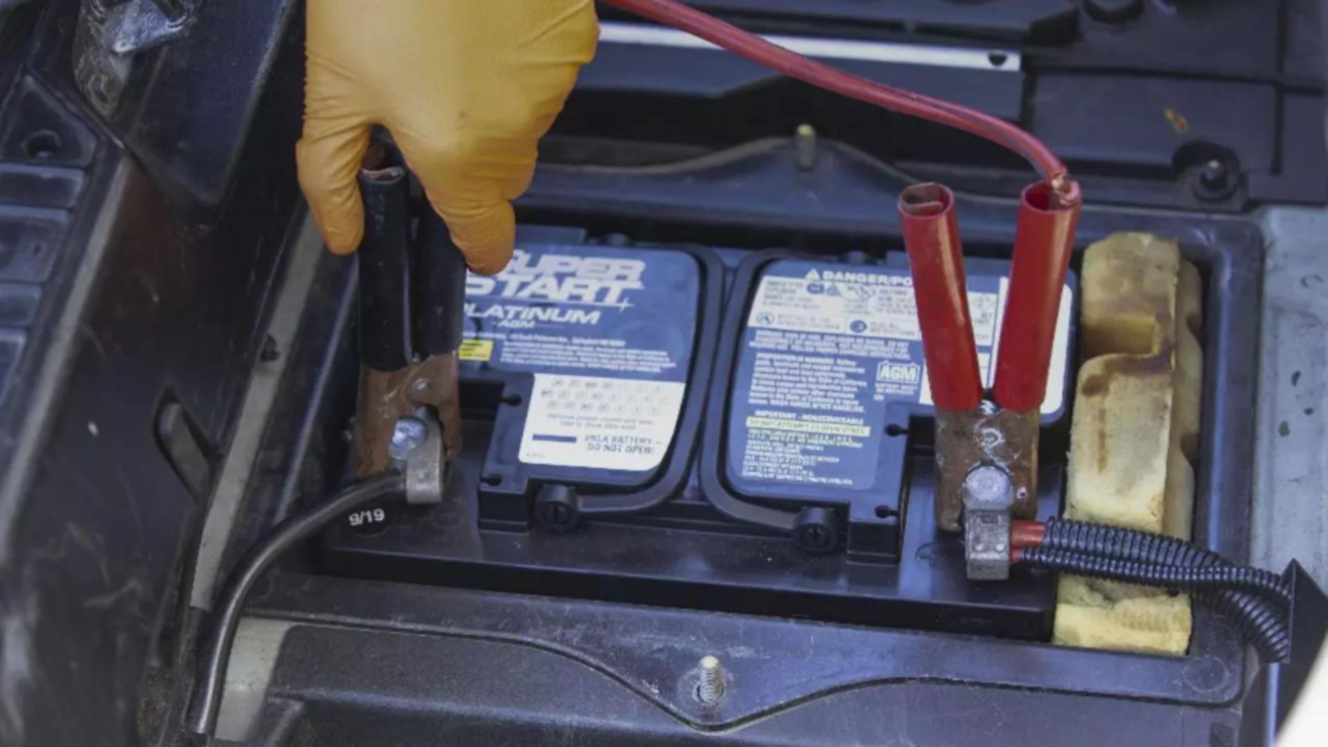 Când ar trebui schimbată bateria mașinii în așa fel încât să nu rămâi cu ea în drum