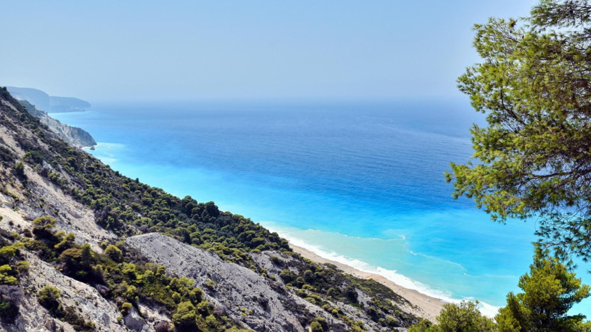 Scandal pe o plajă de lux din Mykonos: 100 de euro pentru o bere și 35 pentru un suc. Turiștii denunță prețuri absurde și lipsă totală de transparență