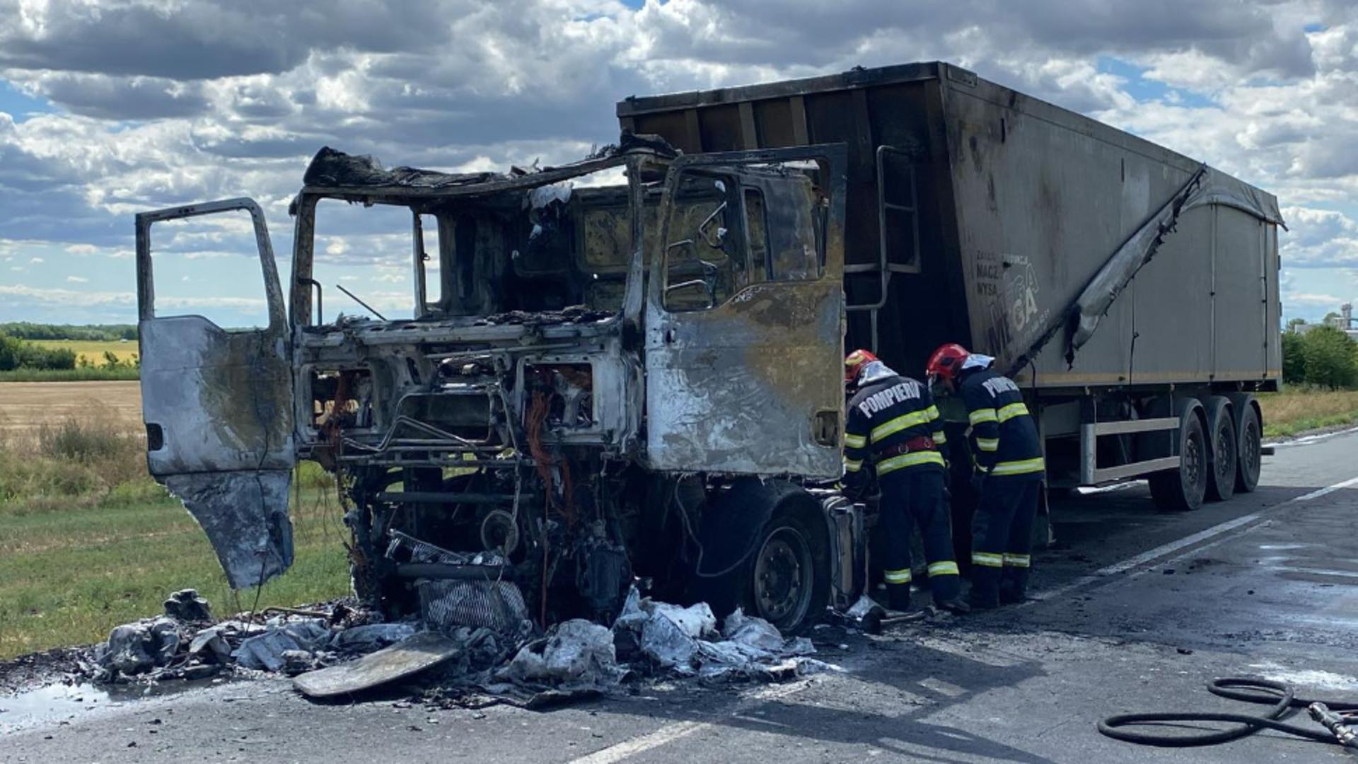 Un camion s-a făcut scrum, pe un drum din Brăila. Șoferul a reușit să se salveze la timp