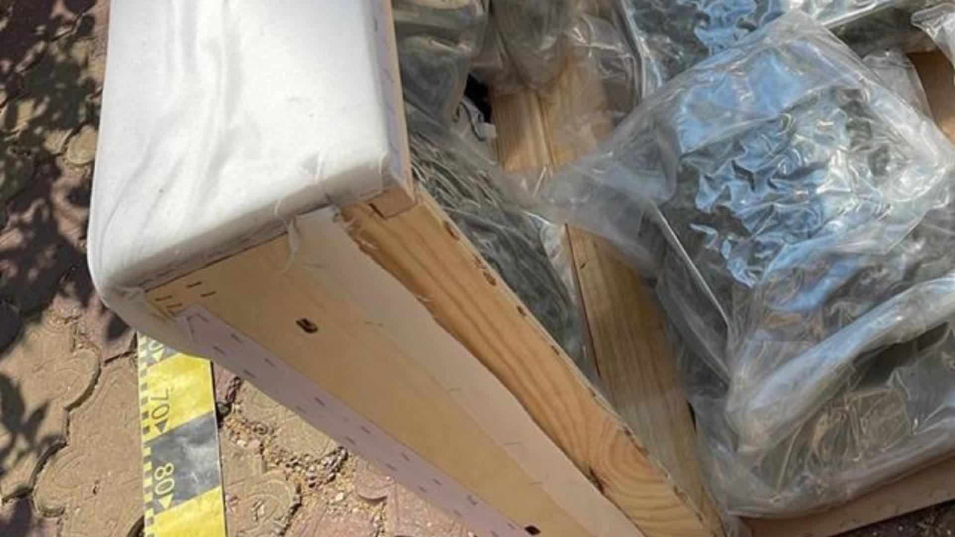 Canapeaua a fost umplută cu 53 de kilograme de canabis. Foto/Poliția