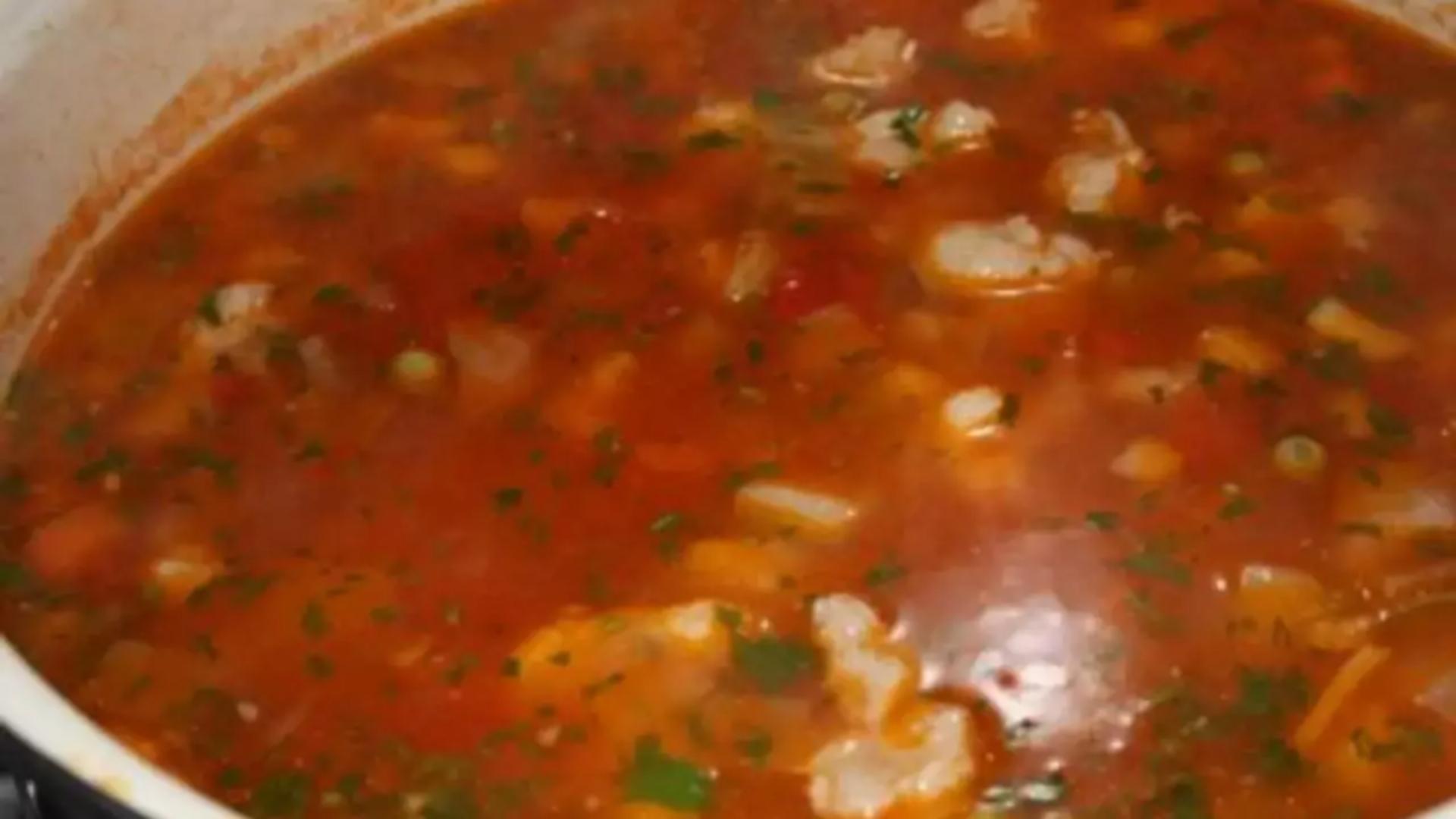 Ingredientul des folosit de gospodine care face ciorba toxică