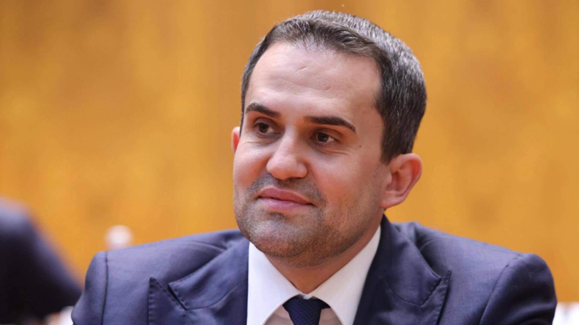 Ministrul Transporturilor pune piciorul în prag. FOTO: Facebook