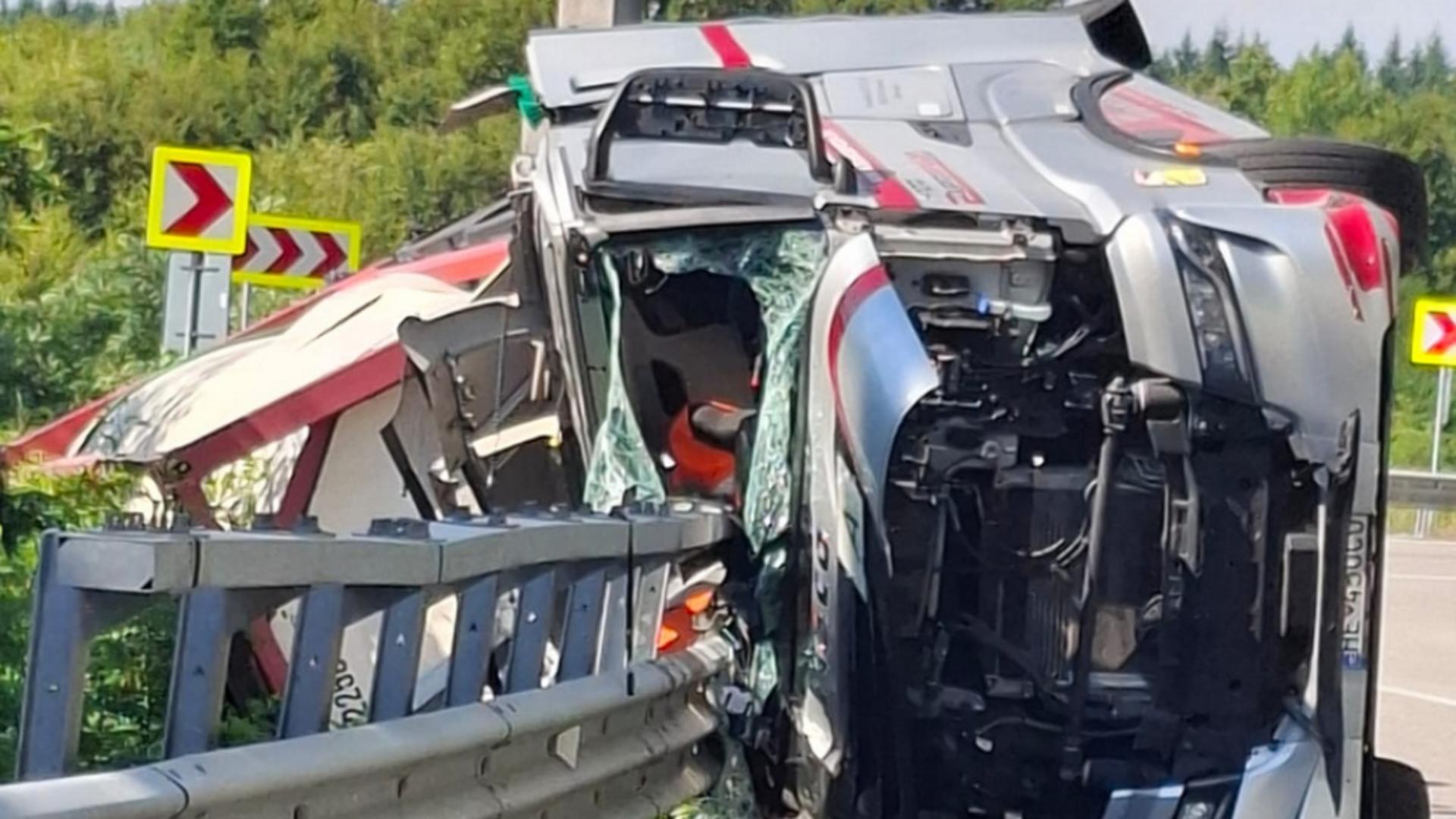 O cisternă încărcată cu substanță periculoasă s-a răsturnat pe DN 76, în Bihor. Foto: grup InfoTrafic