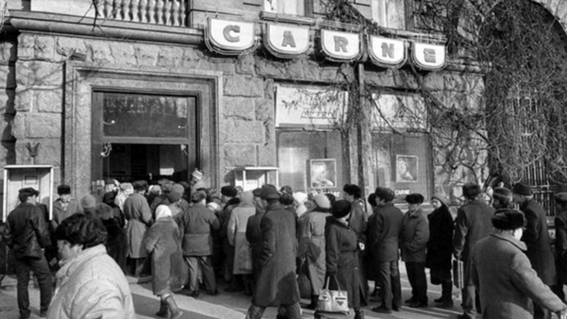 Unii tineri născuți în perioada postcomunistă nu cred că informațiile legate de lipsuri sunt reale (foto FB) 