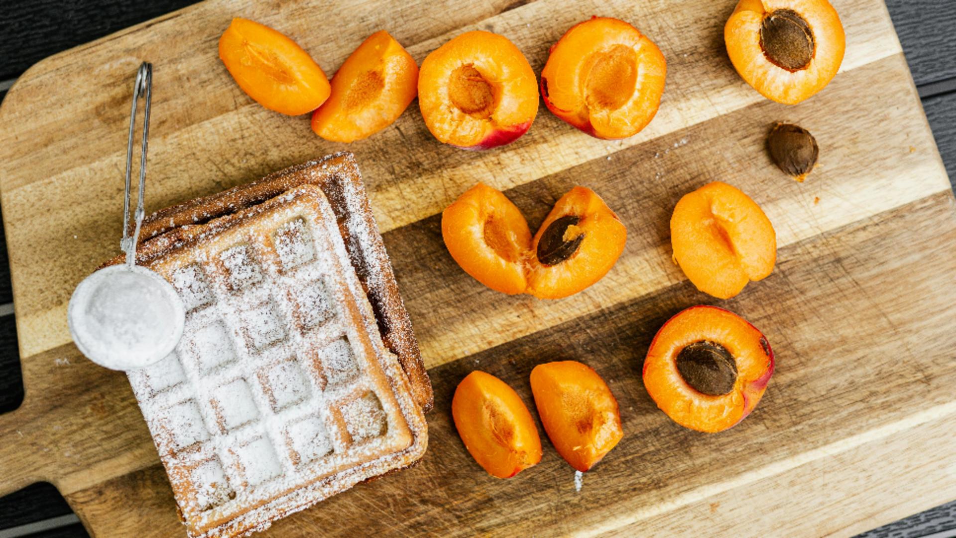 Cobbler cu caise și lavandă. Un desert savuros,, umplut cu fructe zemoase