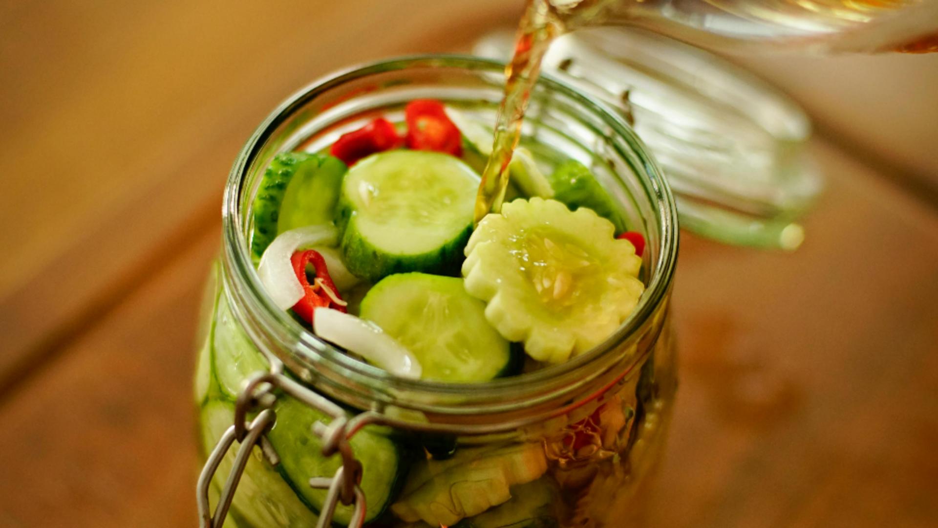 Salată de crudități la borcan. Rețeta pe care trebuie să o prepari acum pentru a te bucura de ea la iarnă