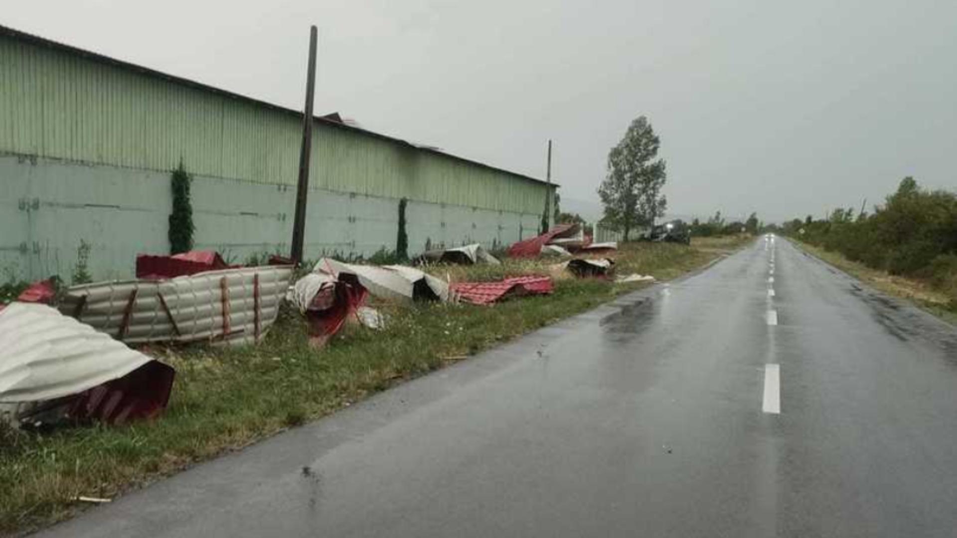 Furtună devastatoare în Caraș-Severin: acoperișuri smulse, copaci căzuți și un stâlp prăbușit peste o mașină