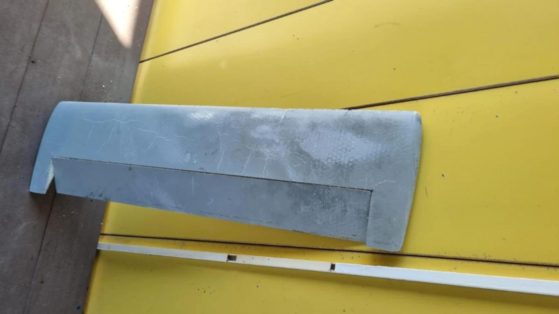 Obiectul descoperit de pescare pare să fie aripa unei drone. Foto/Amator