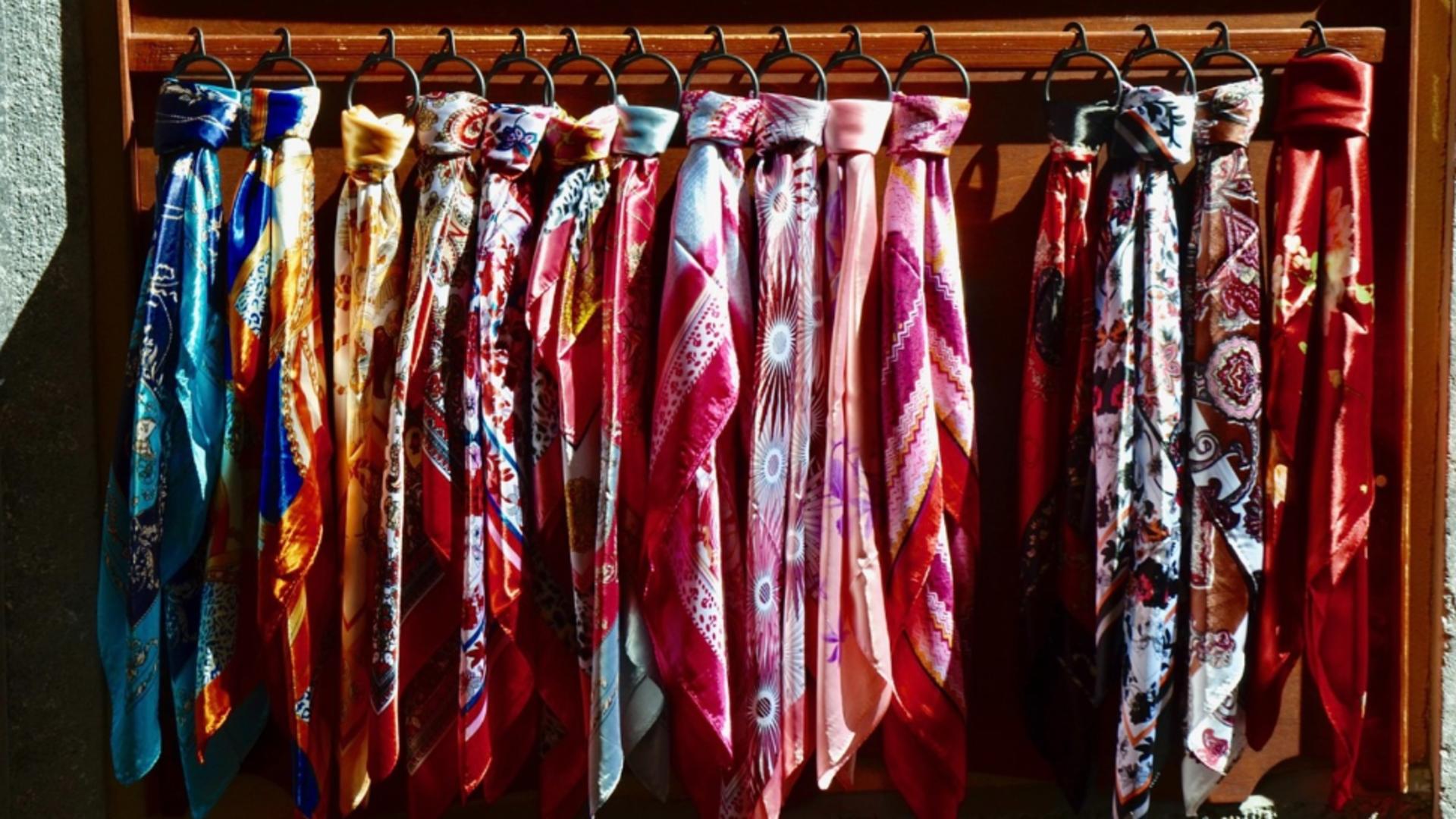 Luxul, marca Senatului: 250.000 de euro aruncați pe eșarfe, butoni cu pietre semiprețioase și stilouri