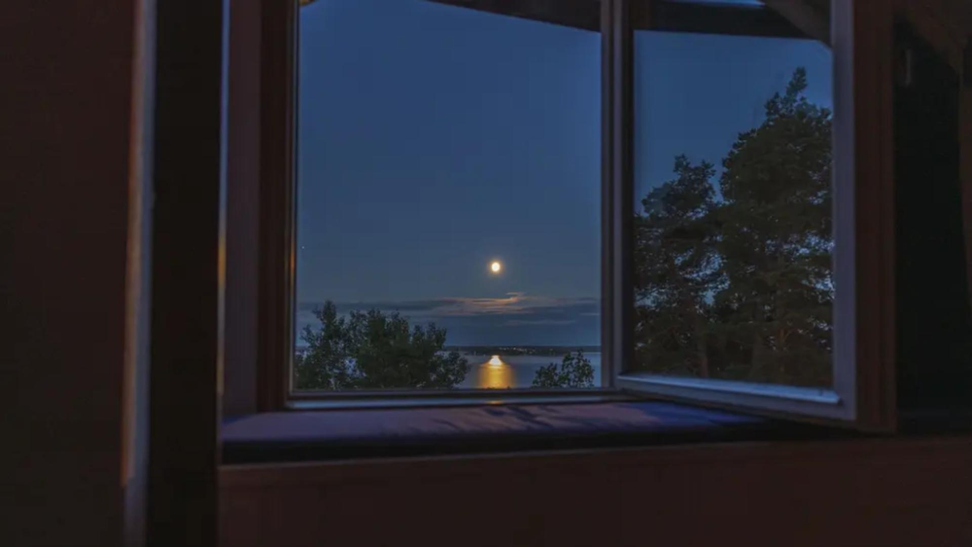 Motivul pentru care nu trebuie să dormi cu fereastra deschisă vara