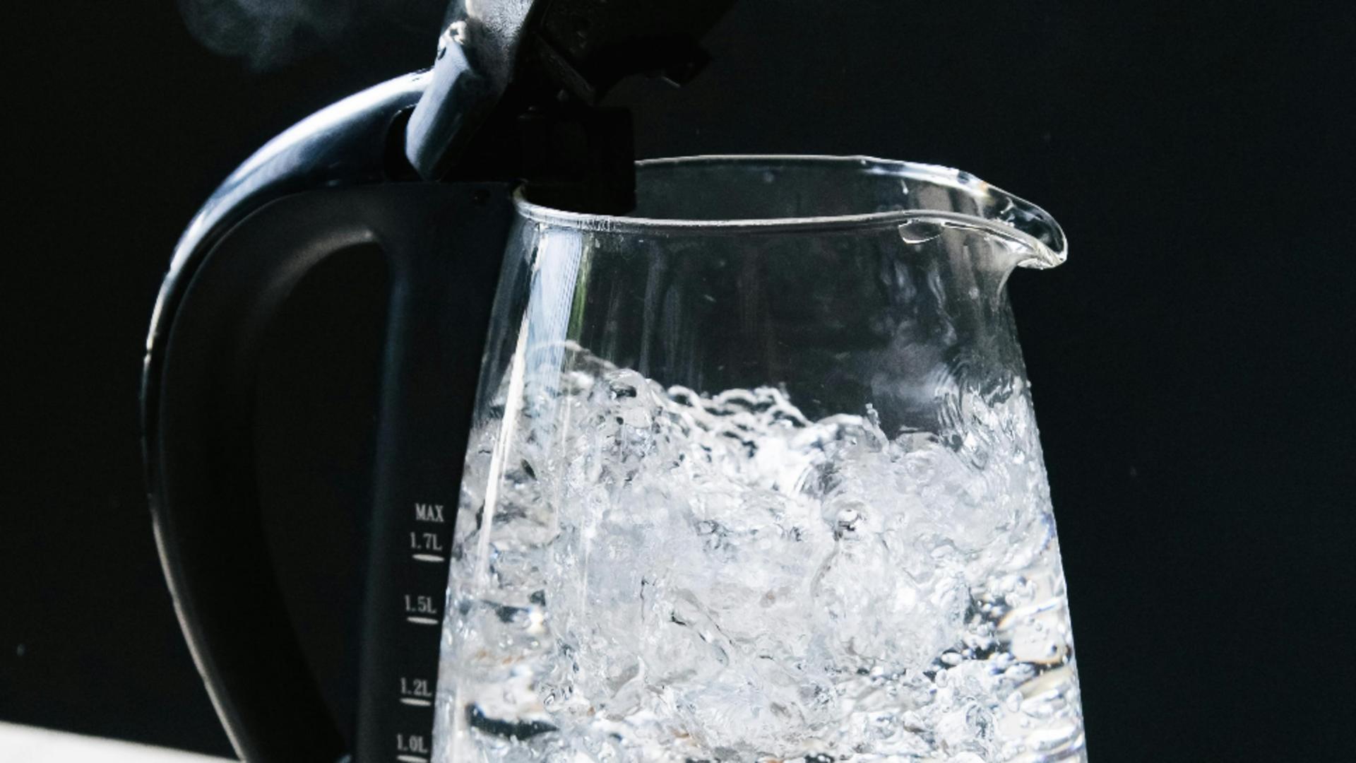 Cum poți curăța ușor fierbătorul de apă, de calcarul depus. 3 soluții naturale, la îndemâna oricui