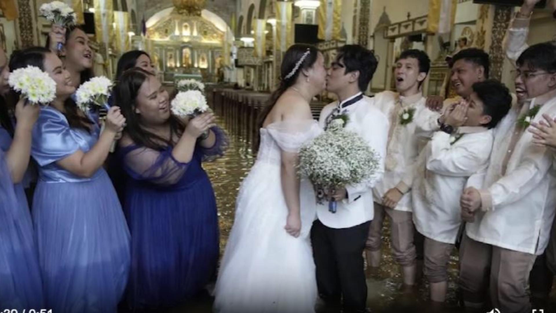 Imagini de senzație în Filipine. Nuntă într-o biserică inundată